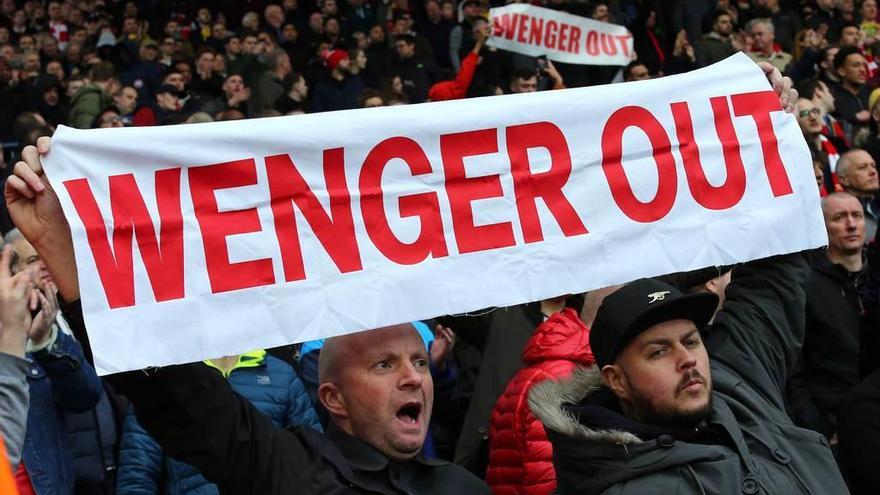 Seguidores del Arsenal con pancartas contra Wenger.