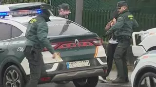 Despliegue de la Guardia Civil en Teo: "Tiraron a porta ás seis da mañá e saíron con tres detidos que tiñan cochazos"