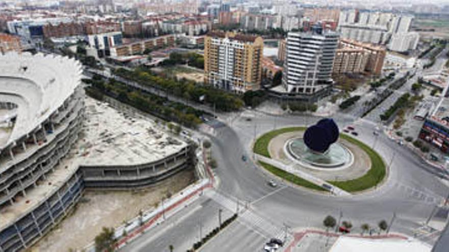 La estructura inacabada del nuevo estadio (a la izquierda) en Corts Valencianes.