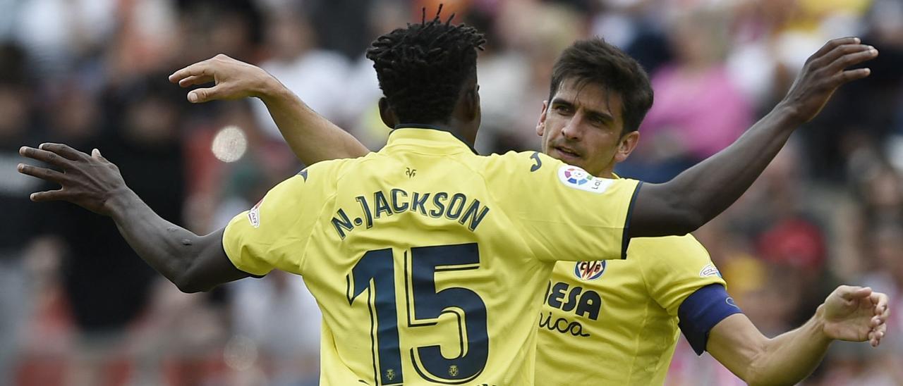 Gerard Moreno abraza a Nico Jackson, su asistente, tras anotar el 1-2 del Villarreal ante el Girona.