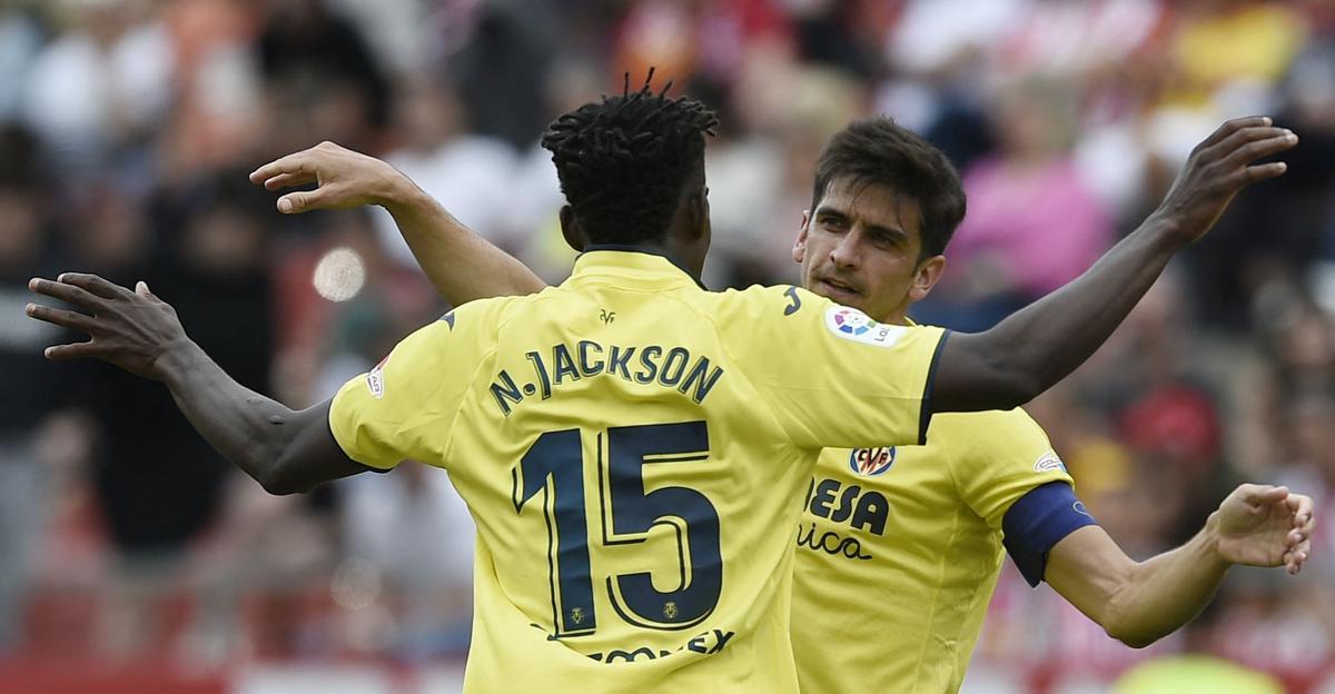 Gerard Moreno abraza a Nico Jackson, su asistente, tras anotar el 1-2 del Villarreal ante el Girona.