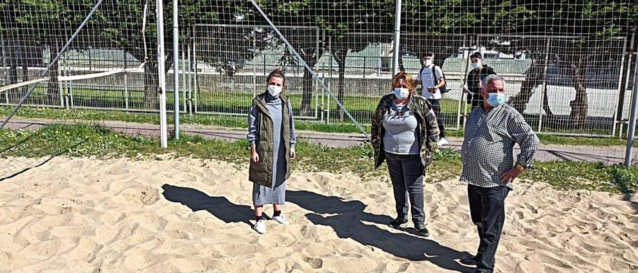 Eugenio González,en el campo, con las concejalas.   | // S.Á.