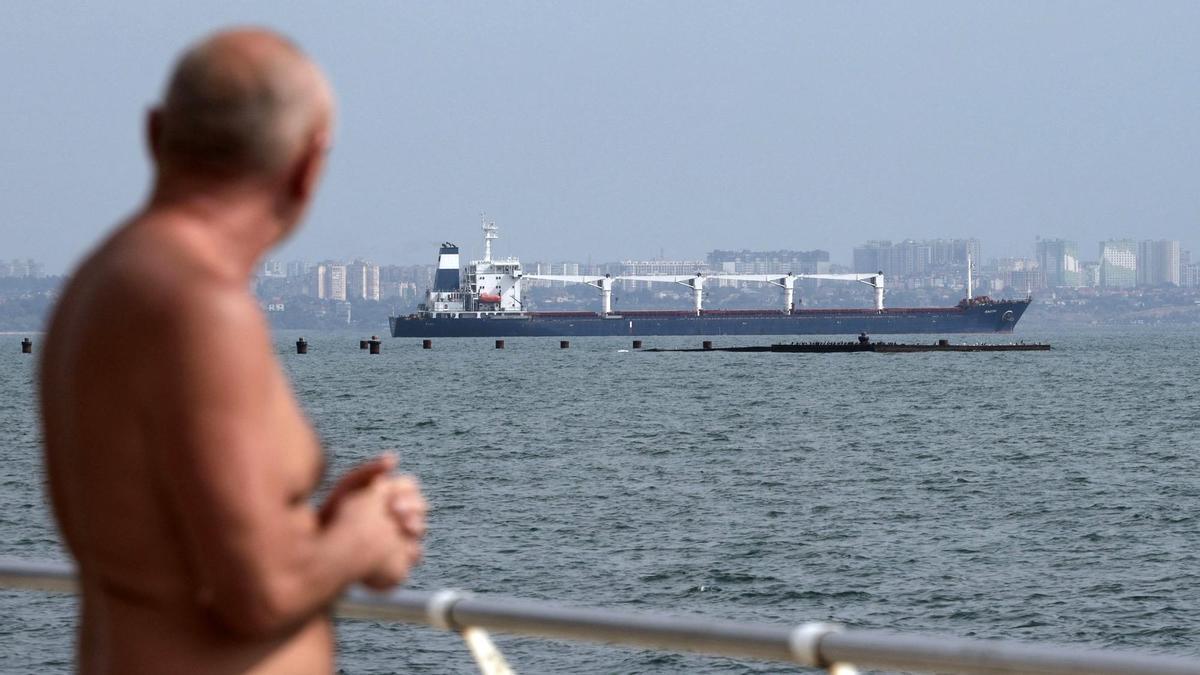 El granelero M/V Razoni, con un cargamento de 26.000 toneladas de maíz, sale del puerto ucraniano de Odessa, en ruta a Trípoli