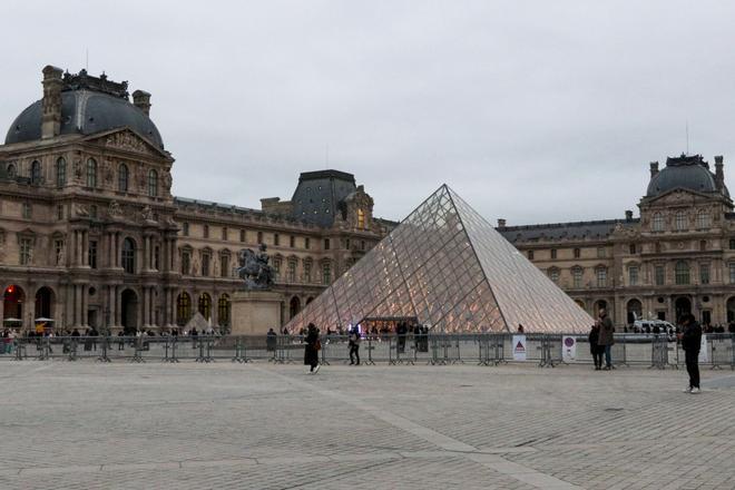 La Galería Apolo del Louvre, escenario del espectacular robo de joyas en octubre de 2025, reabre hoy al público sin vitrinas ni joyas