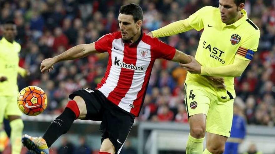 Aduriz, del Athletic, controla el balón en el partido de ayer. // Luis Tejido