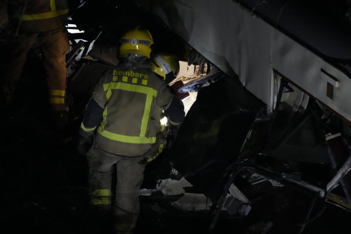 El accidente del tren de rodalies de la R4 en Gelida que ha descarrilado ha provocado un muerto, el maquinista del convoy, y cuatro heridos graves, así como 34 heridos de carácer más leve.