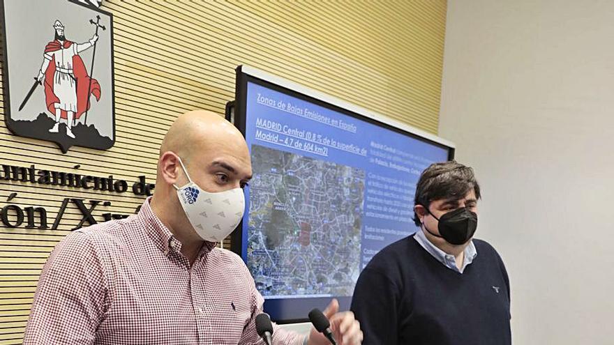 Jesús Martínez Salvador y Pelayo Barcia, durante la presentación de su iniciativa sobre la ordenanza de movilidad. | Marcos León