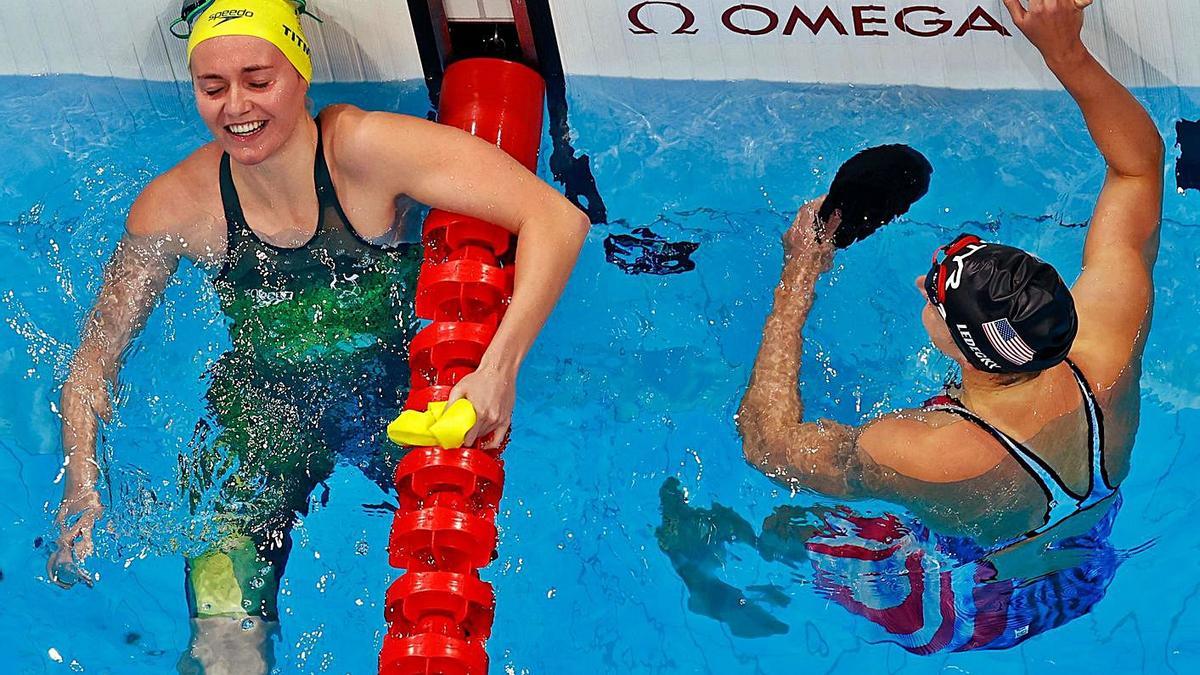 Titmus, agotada tras ganar la final de 400 libres, al lado de Katie Ledecky, de espalda. |  // REUTERS