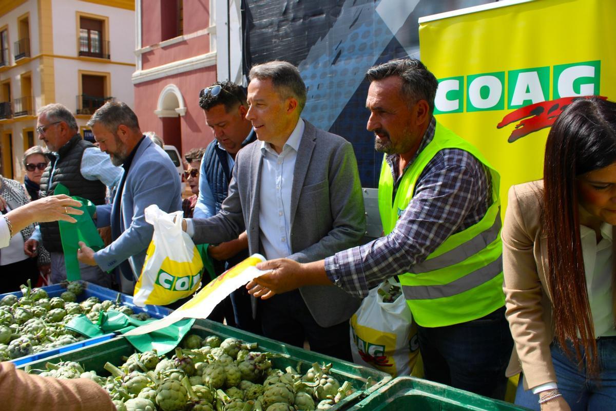 Fulgencio Gil junto a varios miembros de COAG Lorca.