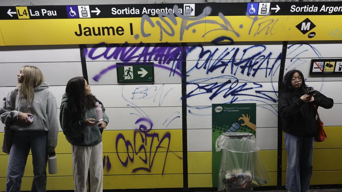 Limpieza de las pintadas de la estación de metro de Jaume I