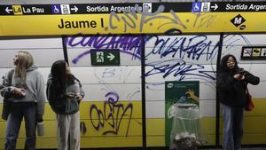 Limpieza de las pintadas de la estación de metro de Jaume I