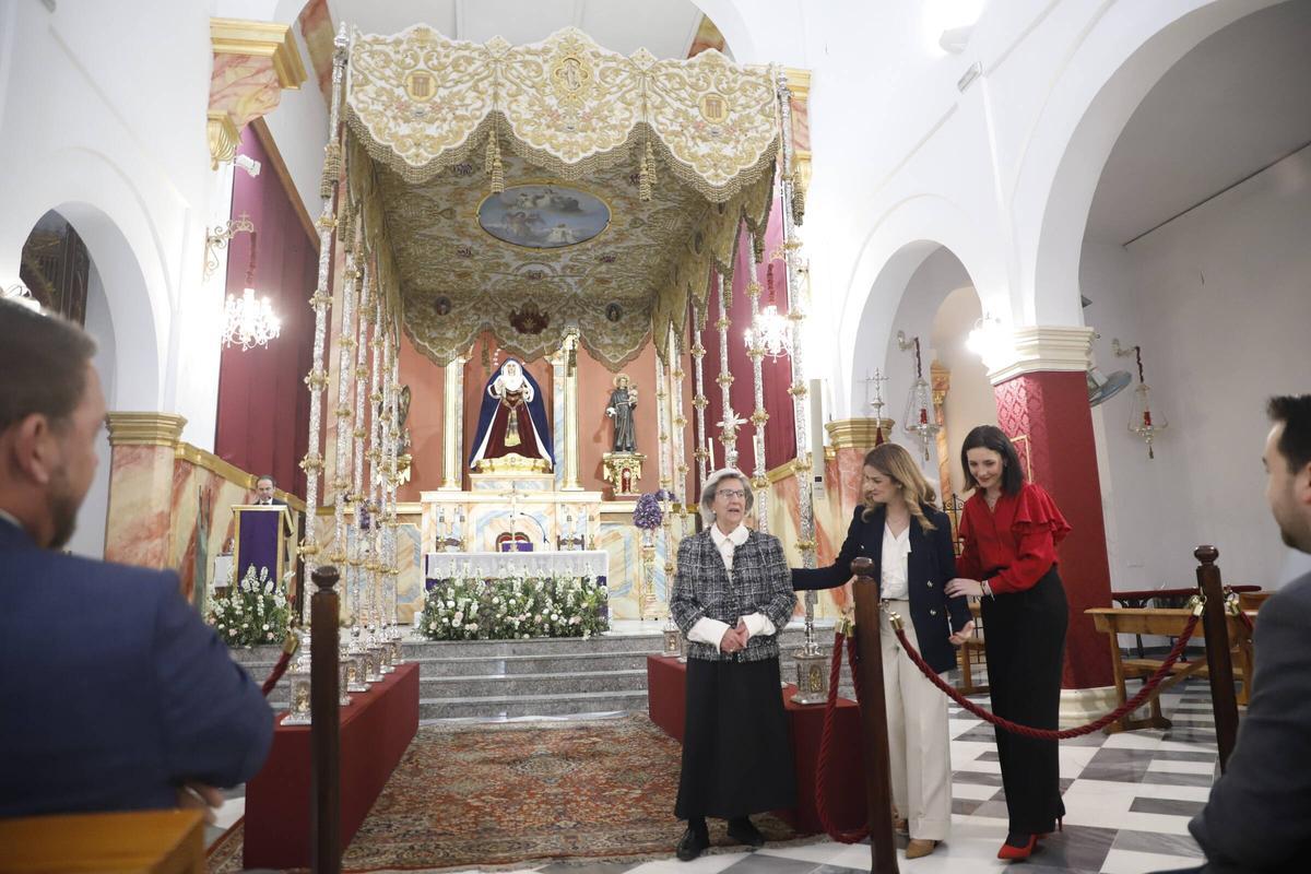 Momento de la presentación del palio de Nuestra Madre y Señora Santa María de la Merced.