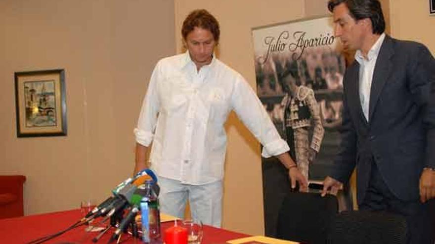 Julio Aparicio, con su apoderado, al inicio de su rueda de prensa tras la corrida de ayer.  // N. Parga