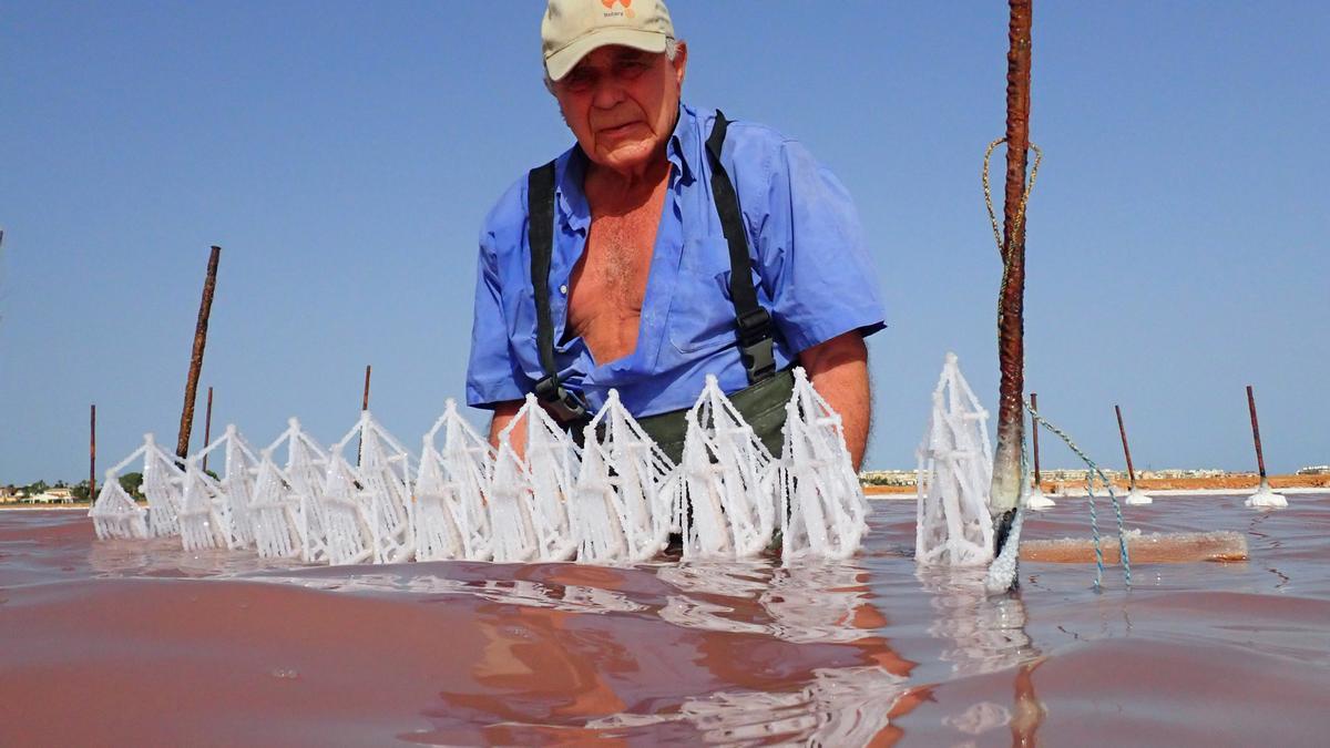 Manuel Sala en el proceso de elaboración de barcos de sal