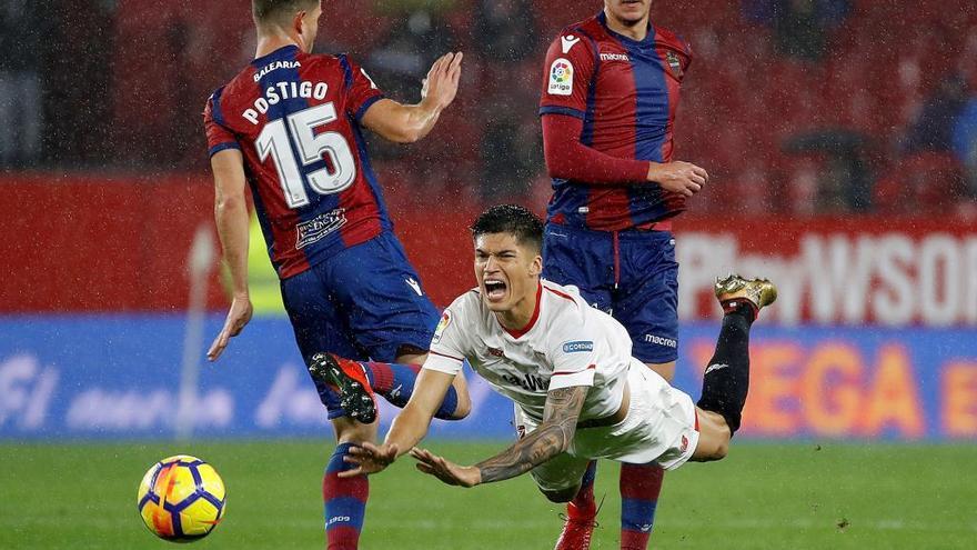 Postigo y Lukic, durante el partido de ayer en el Sánchez Pizjuán.