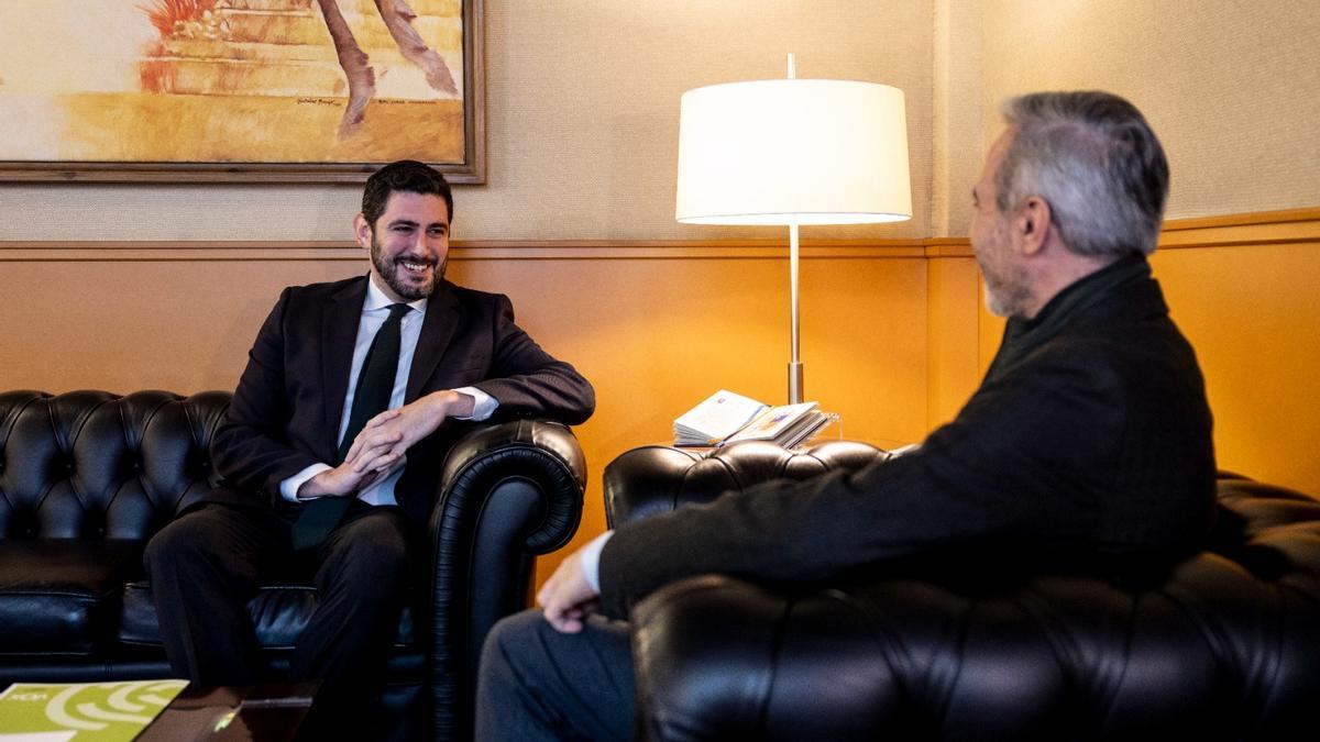 El portavoz de Vox en Aragón, Alejandro Nolasco, habla con el presidente de Aragón, Jorge Azcón, en una reciente ronda de contactos.