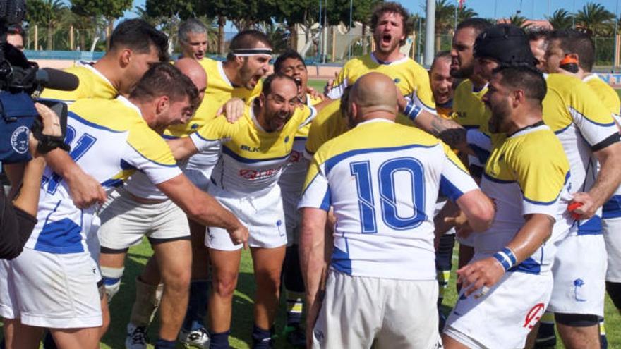 Los jugadores del Club de Rugby Las Palmas festejan la victoria.