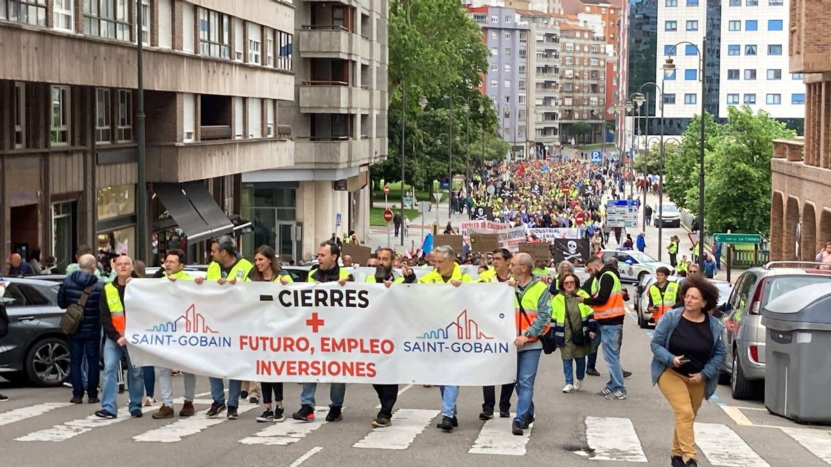 Avilés sale a la calle para salvar su industria al grito de: "¡Cristalería no se cierra!"