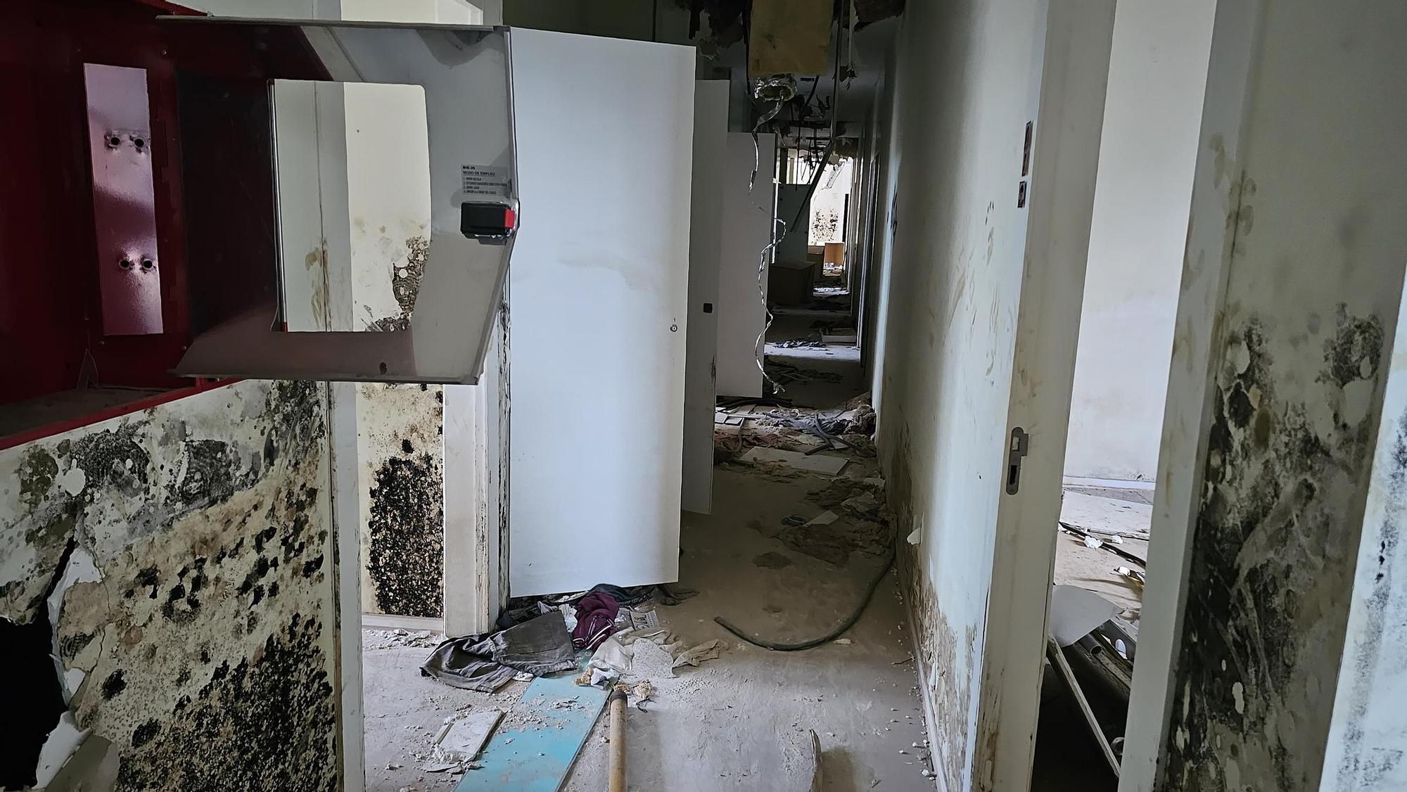 Los destrozos son evidentes en el interior de las instalaciones, que están destrozadas.