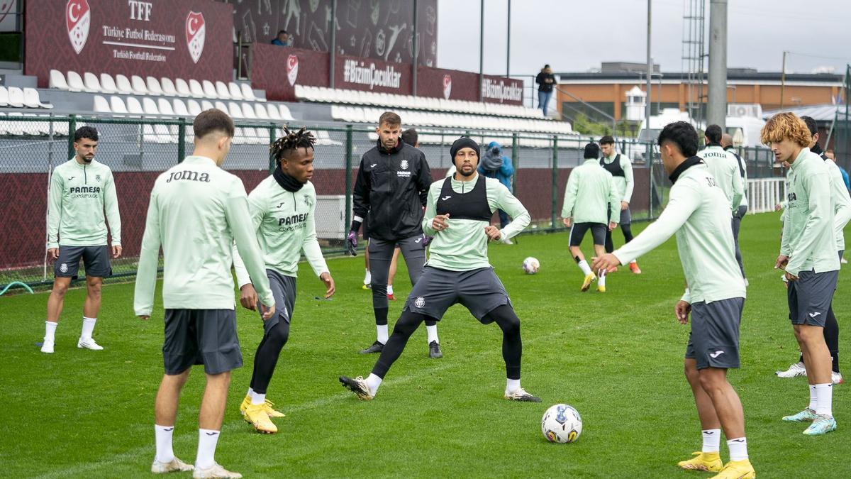 Los jugadores del Villarreal, en el entrenamiento de este viernes en la sede de la Federación Turca de Fútbol (TFF).