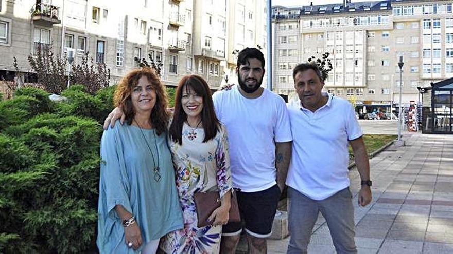 Rosa Rodríguez, Tere Suárez, Diego Carbia y Esteban Velasco posan en el barrio.