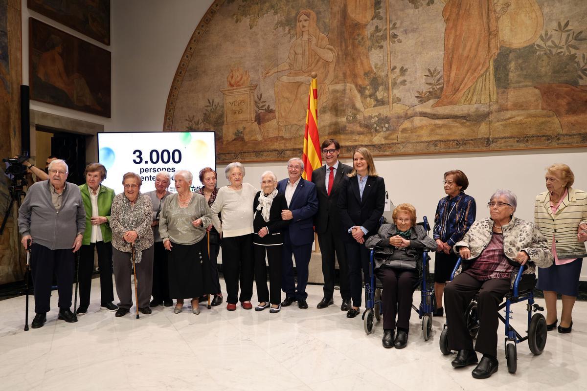 El President Salvador Illa, junto la Consellera Mònica Martínez Bravo, hacen un homenaje a los centenarios en Catalunya