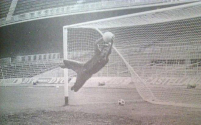 Cruyff, en ese legendario Camp Nou de porterías especiales. Y parando, porque Johan podía hacerlo todo. Y bien