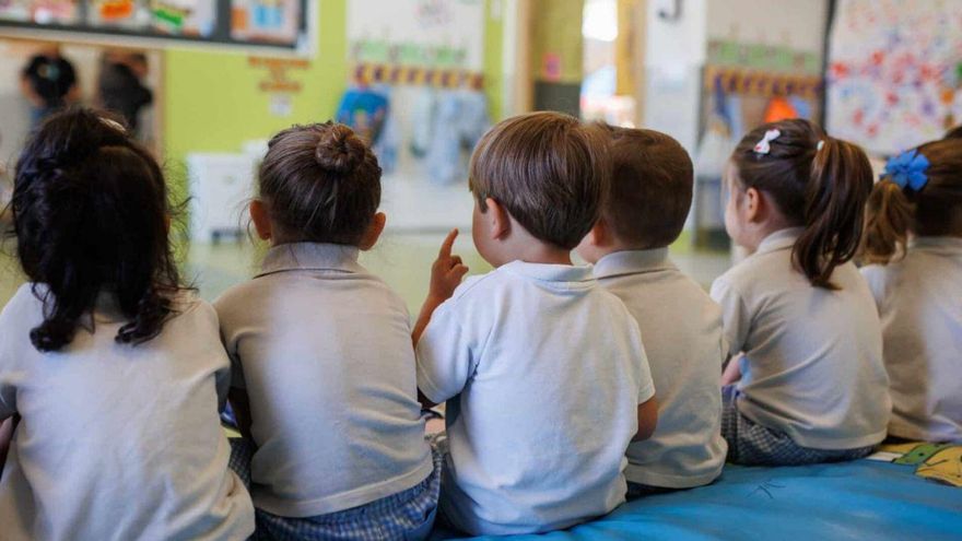 Niños y niñas en una guardería.