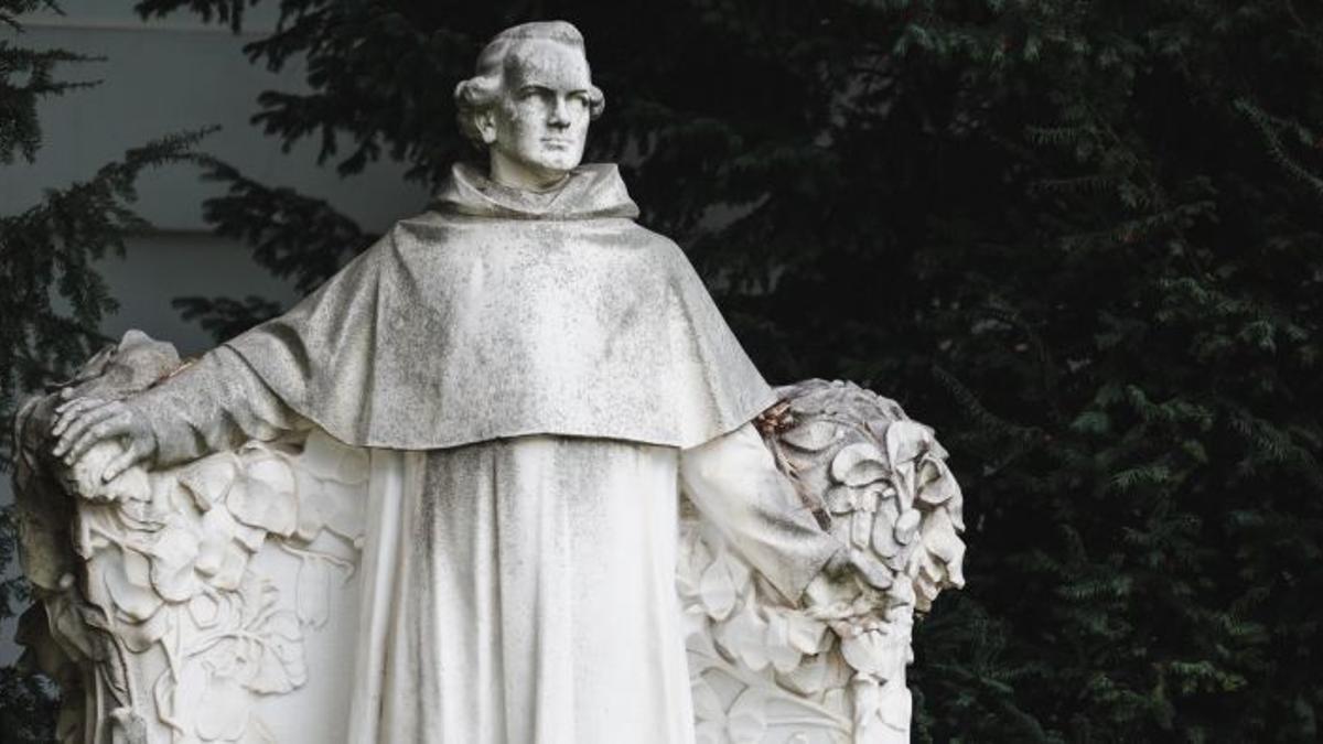 Estatua de GJ Mendel en los terrenos de la Abadía de los Agustinos en Brno (Chequia).