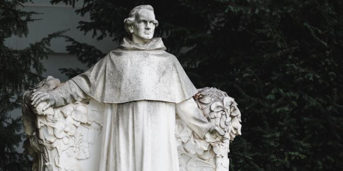Estatua de GJ Mendel en los terrenos de la Abadía de los Agustinos en Brno (Chequia).