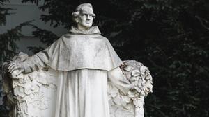 Estatua de GJ Mendel en los terrenos de la Abadía de los Agustinos en Brno (Chequia).