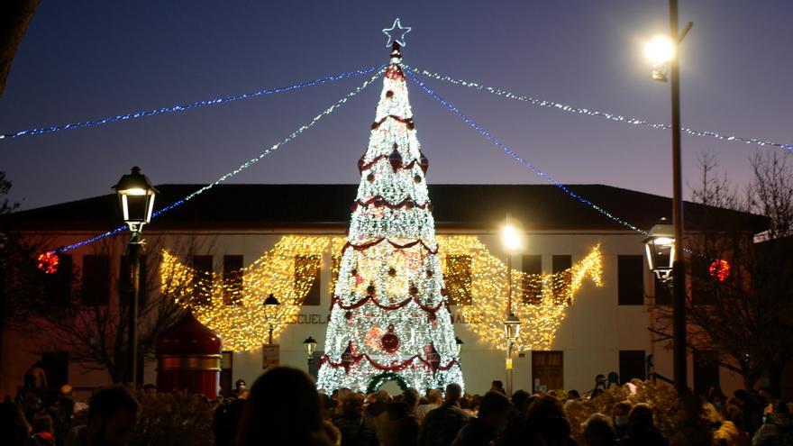 Dos kilómetros de guirnaldas y 10.000 bombillas led en la Navidad de Petrer