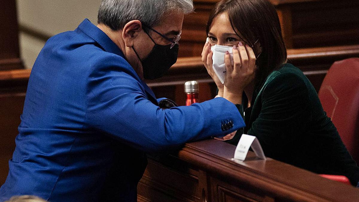 Román Rodríguez habla con Nira Fierro, en un momento del pleno de ayer.