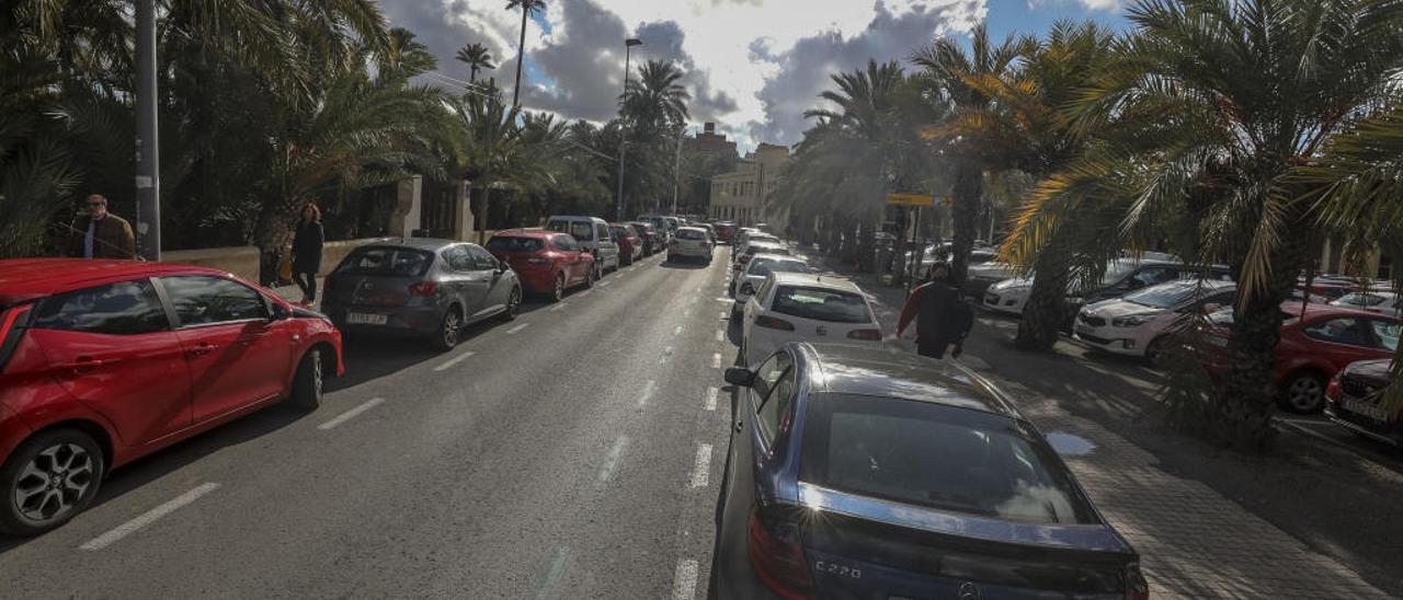 La calle Virgen de la Cabeza, de acceso al centro de la ciudad, en su estado actual, con dos bandas de aparcamiento y un solo carril de circulación.