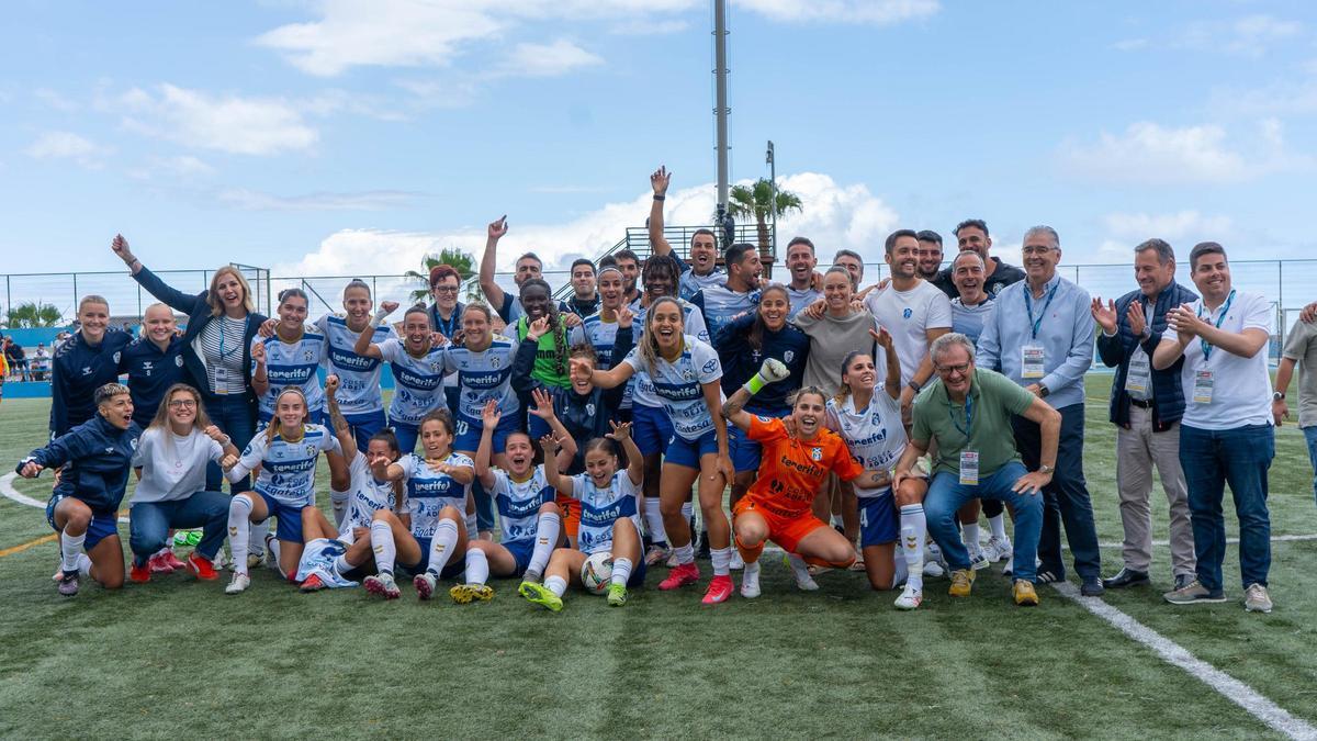 Foto de familia al final del partido.
