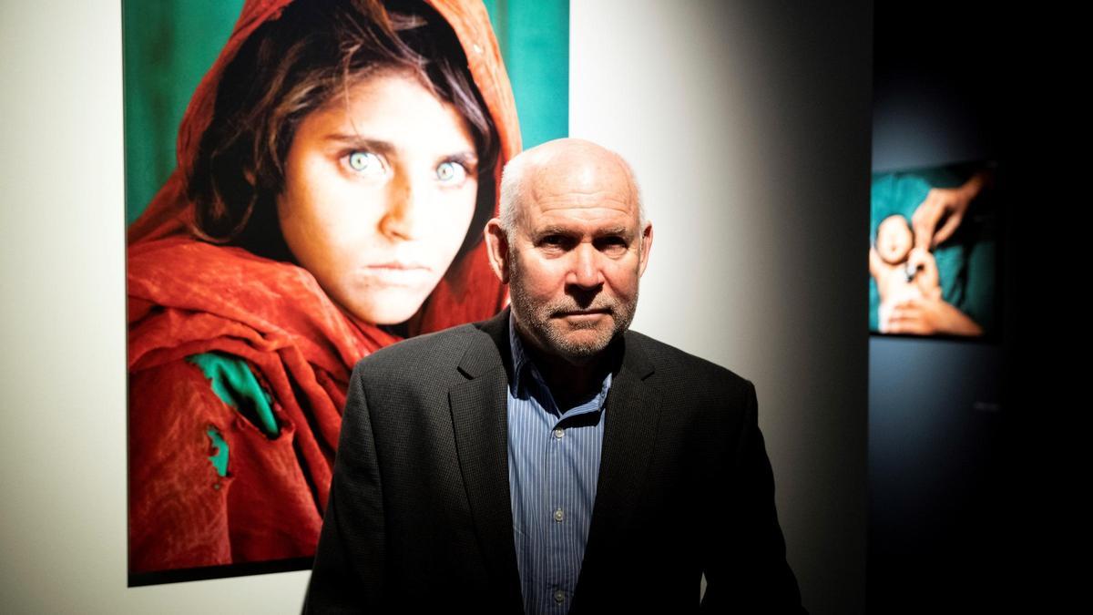 Steven McCurry con la famosa imagen.