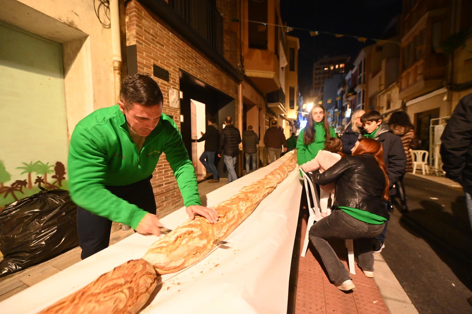 Las imágenes del "bocadillo solidario" en las fiestas de Sant Blai