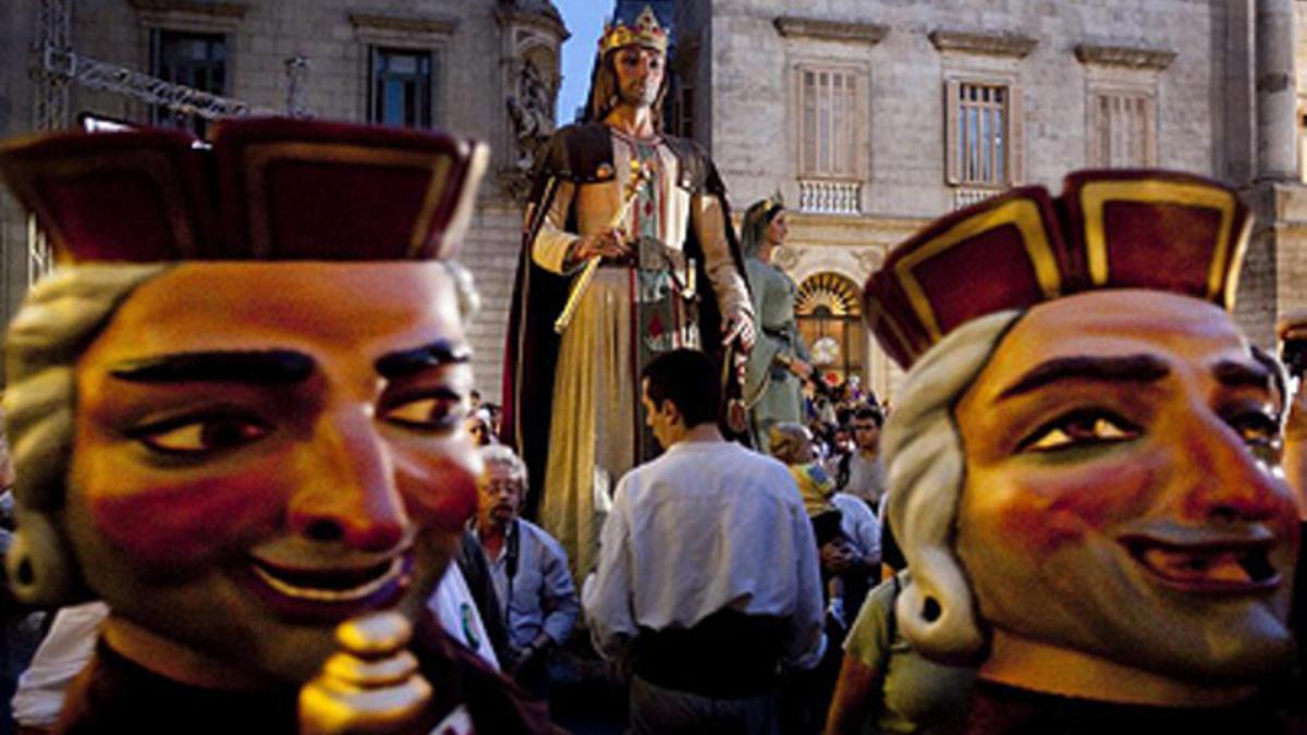 Enanos y gigantes, en la plaza de Sant Jaume durante el pregón