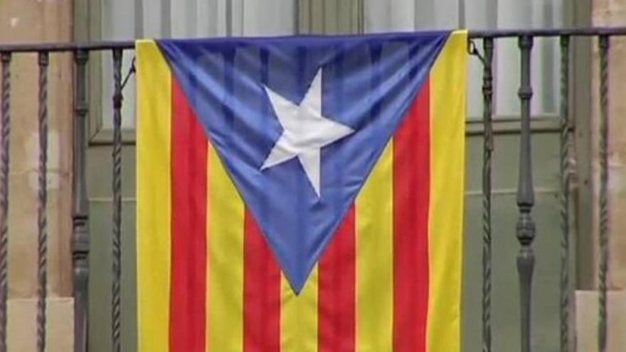 Decenas de ayuntamientos de Cataluña siguen con la estelada colgada de sus balcones