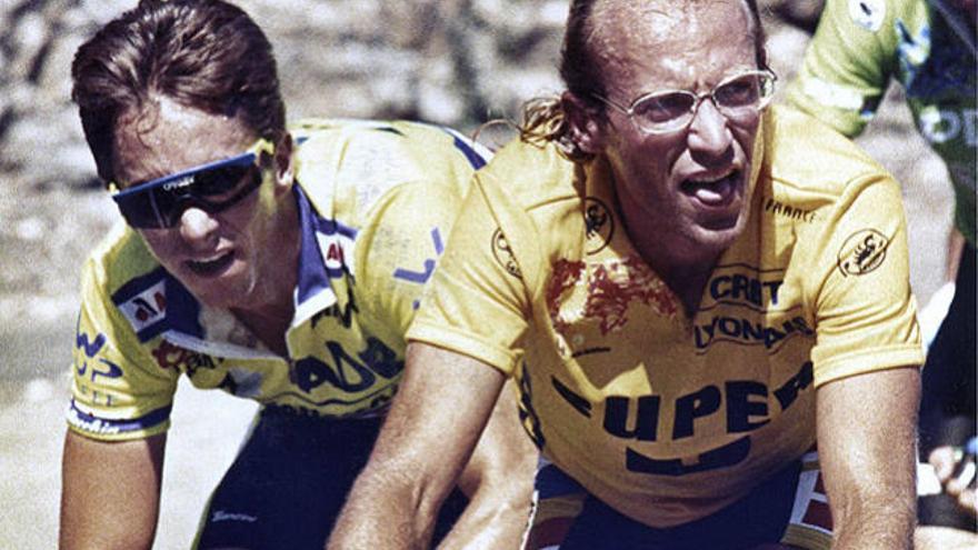 Laurent Fignon viste el maillot de líder del Tour de Francia en una etapa de la carrera francesa de 1989, con Greg Lemond a su rueda