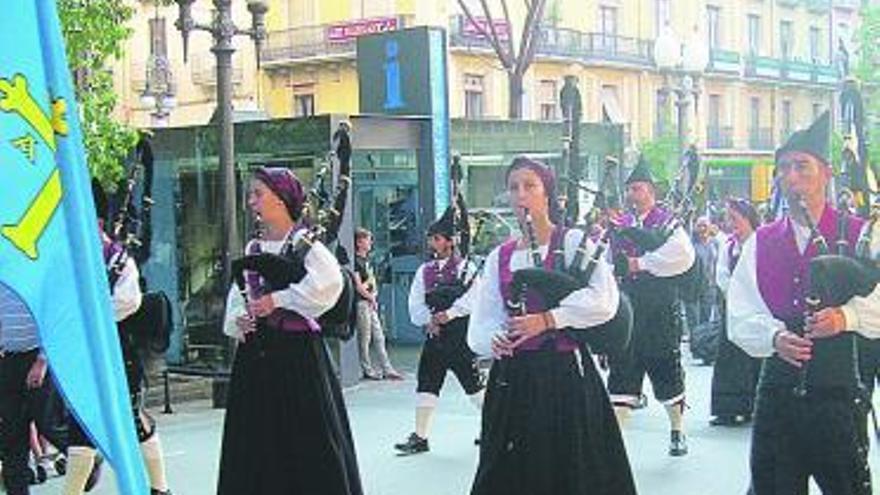 La banda de gaitas se luce en Tarragona. La petición para declarar el Festival de gaitas de Candás de interés turístico coincide con la presencia de la banda organizadora en la Mostra de Bandas de Cornamusas, en Tarragona (en la imagen).