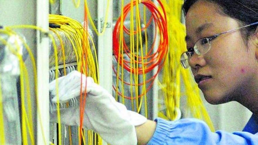 Una trabajadora, en una fábrica china de fibra óptica en Wuhan.