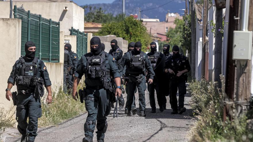 VIDEO | La Guardia Civil interviene una gran cantidad de material informático en la operación contra una red de ciberestafadores en Palma
