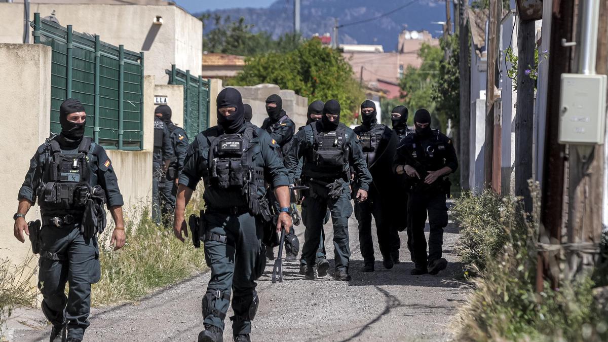 VIDEO | La Guardia Civil interviene una gran cantidad de material informático en la operación contra una red de ciberestafadores en Palma