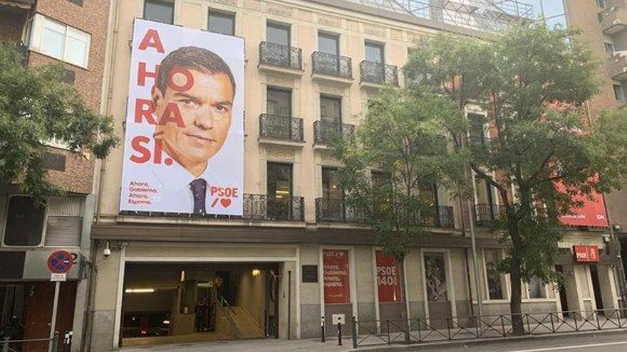 La fachada de la sede del PSOE luce el nuevo lema para las elecciones del 10-N: &quot;Ahora sí&quot;