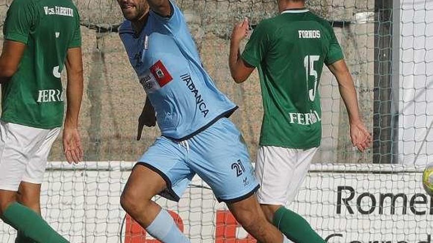 Mateo Míguez celebra el primer gol del Coruxo. // Ricardo Grobas