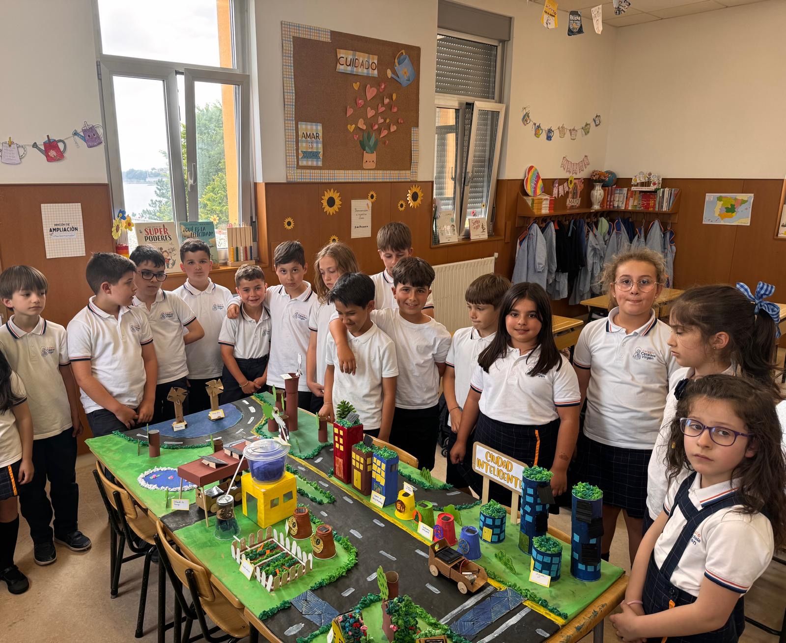 Alumnos con la maqueta de la ciudad inteligente creada para el concurso.