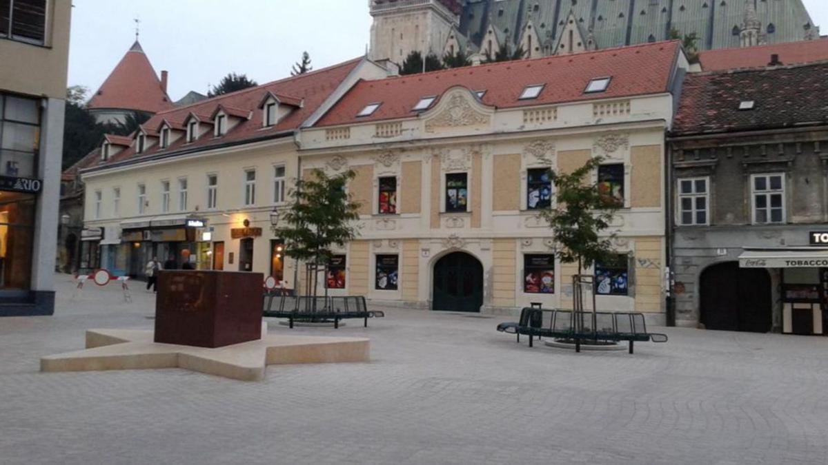 Plaza de la UE
en Zagreb
La plaza que acoge un monumento conmemorativo de la integración de Croacia en la Unión Europa y la calle de subida a la Catedral de Zagreb tienen el pavimento de “Rosa Porriño”.   | // BLOCKDEGAL