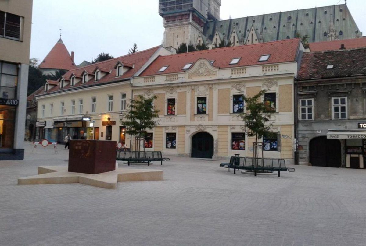 Plaza de la UEen ZagrebLa plaza que acoge un monumento conmemorativo de la integración de Croacia en la Unión Europa y la calle de subida a la Catedral de Zagreb tienen el pavimento de “Rosa Porriño”. | // BLOCKDEGAL