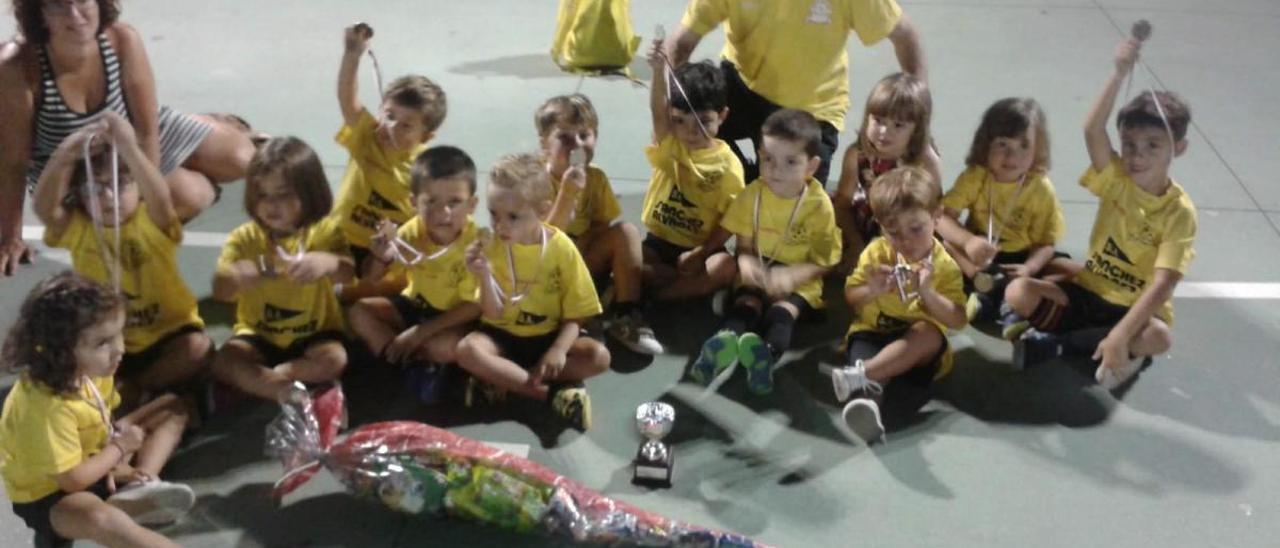 El mundialito de la Junquera. ¡Qué pena que no pudiera ser! Uno de estos últimos días iba a ser uno de los más alegres para mucha gente de Redondela, porque se entregaban las medallas del mundialito de la Junquera,que se celebra cada año a finales de agosto y que los niños y niñas están esperando para recoger la suya y enseñársela orgullosos a sus padres y abuelos. Este año ese virus invasor lo hizo imposible y vetó la alegría de pequeños como los de la foto, tomada en la última edición. Los del grupo Casapaco y demás equipos esperan para el año poder resarcirse. Todo pasa rápido.